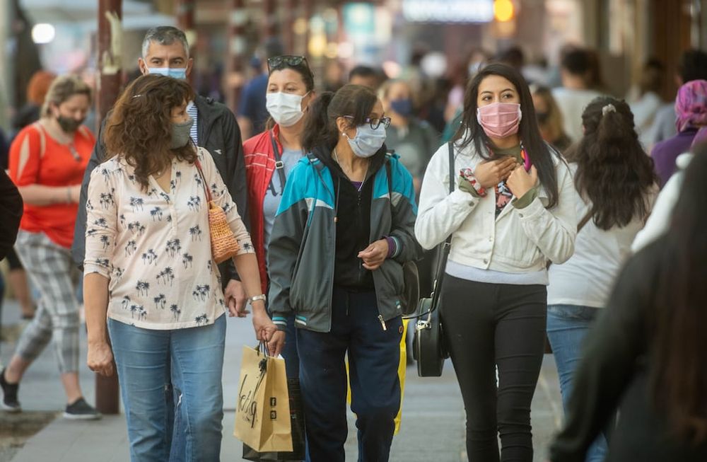 En Mendoza, el uso del tapabocas sigue siendo obligatorio, tanto en espacios abiertos como en espacios cerrados. Foto: Ignacio Blanco / Los Andes.