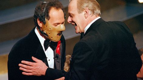 Los Andes | El maestro de ceremonias de los Oscar Billy Crystal luce la máscara de Hannibal Lecter y dialoga con Anthony Hopkins en la 64 ceremonia de los Premios Oscar, el 30 de1992 en Los Angeles (AP Photo/Craig Fujii)