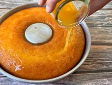 Bizcochuelo húmedo bañado en naranja. Bizcochuelo húmedo bañado en naranja.