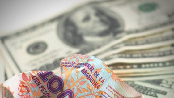 Dólar hoy: el blue se vende en $145, y el oficial supera los $132, pero siguen las restricciones