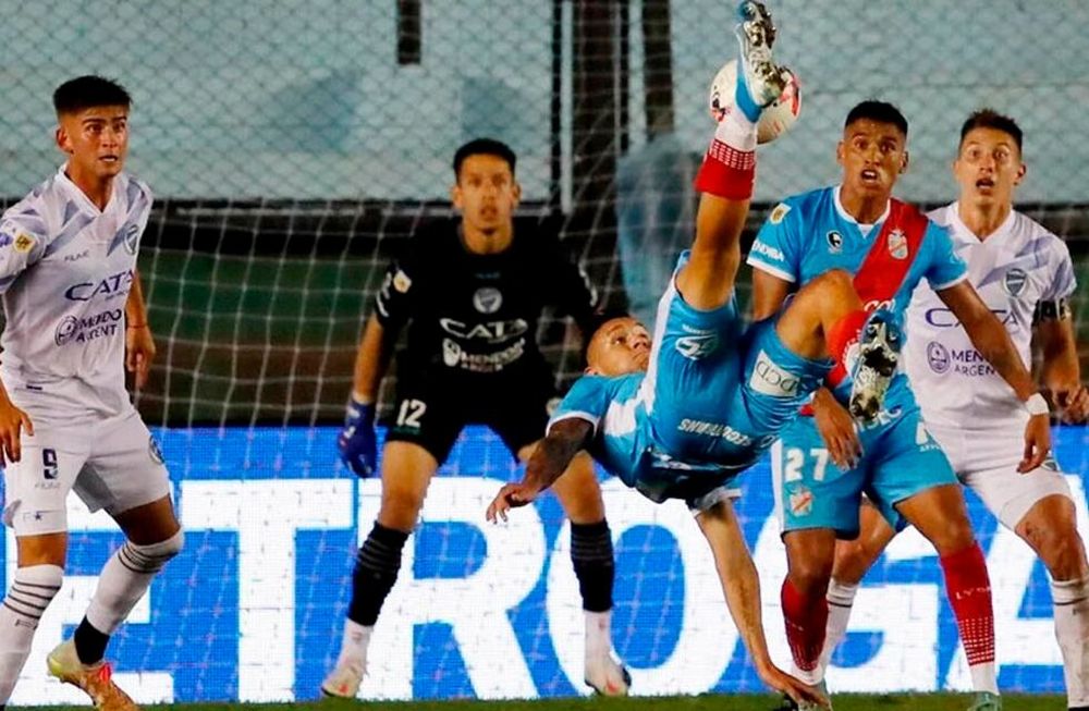 Golazo. Ignacio Gariglio impacta el balón de chilena y la pelota viajará para meterse contra el palo izquierdo de Juan Espínola que decretará el empate final en el Viaducto. El Tomba goleaba 3 a 0 y el Arse se lo igualó.