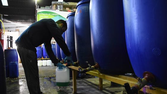 Batalla al virus. La adquisición de productos desinfectantes a granel, por un tema de costos y una limpieza profunda, generó más accidentes domésticos desde marzo.