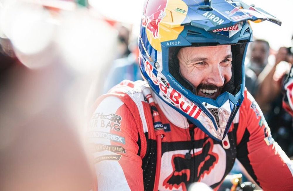 Sam Sunderland finalizó octavo la última etapa en Motos y gritó campeón por segunda vez. El mejor argentino de la general fue Luciano Benavides 13°.