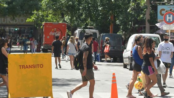 A pesar de que la pandemia no ha terminado, la gente ya tomó las calles e intenta continuar con su actividad habitual. Foto: Orlando Pelichotti / Los Andes