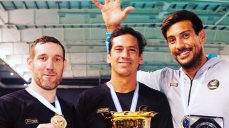 Juan Pablo Montané (centro) con la copa de Campeón Sudamericano de waterpolo. /Gentileza