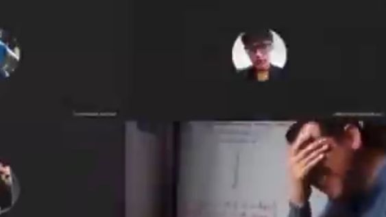Un profesor estalla de risa cuando ve cómo atendió la videollamada uno de sus alumnos