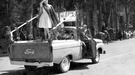Imagen de uno de los improvisados carros de ese año. / Foto Archivo General de Mendoza.