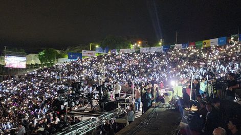 El público brilla en las gradas del teatro giego Frank Romero Day.