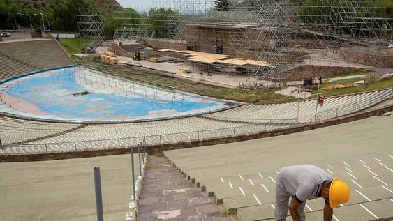 Están pintando las gradas, que sufren un deterioro normal por la exposición al aire libre, y realizando mantenimiento de pisos. Foto: Ignacio Blanco / Los Andes