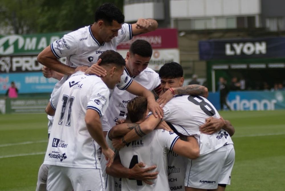 Ferro cayó por goleada ante Chaco For Ever con uno menos y sigue abierto el cierre de la Primera Nacional.&nbsp;