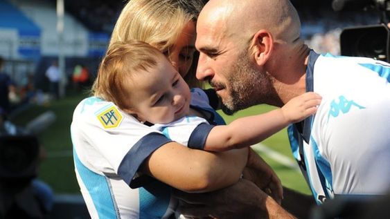 Licha López con su mujer y su hija minutos antes del inicio del partido. / Gentileza.