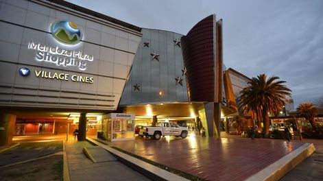 Clientes del Mendoza Shopping aprovechan las liquidaciones de Matinée con descuentos de hasta el 50%.