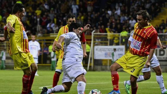 Maradona marcó un gol en el Partido por la Paz en Colombia