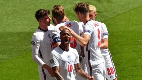 Raheem Sterling festeja por el gol que le da la victoria parcial al seleccionado ingles.