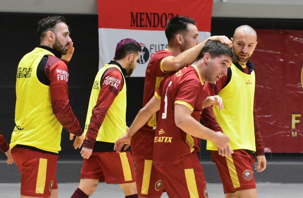 Juan Pablo Giordanino, Nico Díaz, Diego Koltes y Santi Barrera felicitan a Lucho González, una de la figura de la cancha junto a Agustín López en la ajustada victoria mendocina ante Río Grande. / Mariana Villa