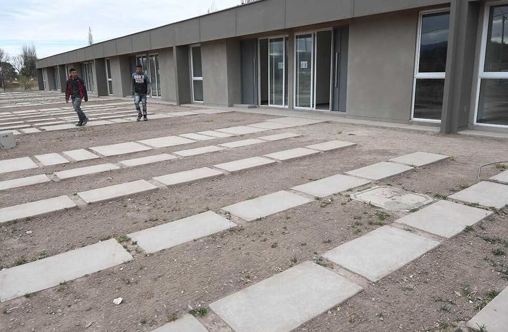 Construcción alternativa de viviendas con placas de  madera y placas de durlockJavier y Cristian, en las viviendas  que se están construyendo con paneles de madera y DurlockFoto: José Gutierrez / Los Andes