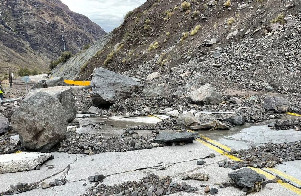 Ruta Cortada. Rocas sobre el pavimento en el sector de Guardia Vieja, en Chile. Hay que reparar o despejar distintos tramos. / Gentileza
