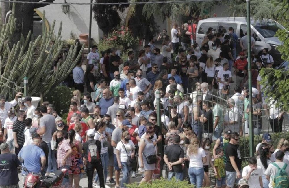 Cientos de personas asistieron al velatorio de los restos de Lucas González, el joven asesinado por policías. / Gentileza.