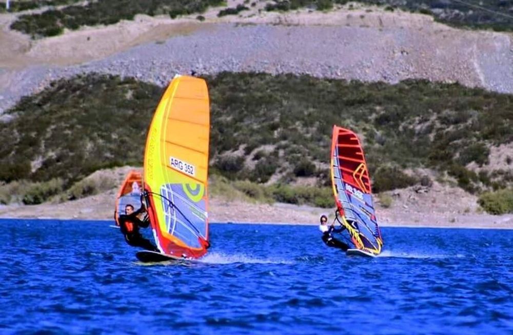 En el perilago de Protrerillos los amantes del windsurf volverán a reunirse para dos fechas del campeonato de slalom.
