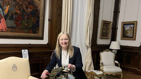 La vicegobernadora Hebe Casado con la motosierra icónica de Javier Milei. (Archivo)