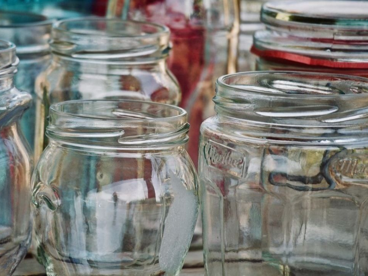 El mejor truco de reciclaje para no desperdiciar los frascos de vidrio y tener una maceta