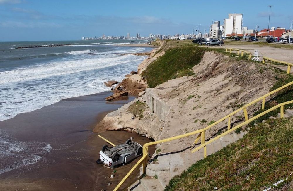 Un automóvil cayó desde un barranco de casi 10 metros de altura en una costa de Mar del Plata, luego de que el conductor perdiera el control del mismo. Foto: El Litoral