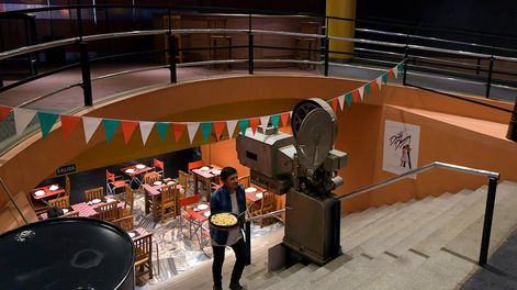 Los Andes | En las escaleras antes de acceder al pullman, en la segunda planta del edificio, se puede apreciar el gigantesco proyector Victoria, el alma del ex cine Lavalle. | Foto: Orlando Pelichotti / Los Andes