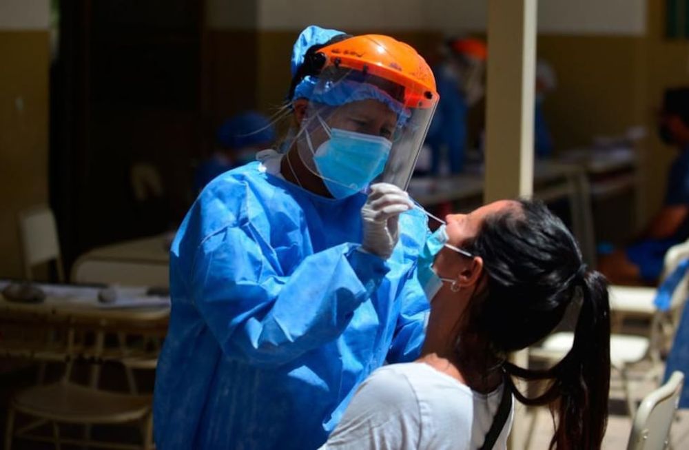 Por la mayor agresividad de las nuevas variantes del coronavirus, especialistas estudian si es necesario estirar el periodo de aislamiento a contactos estrechos. Foto: José Gutiérrez / Los Andes.