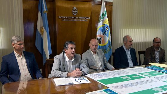 Presentan boletas únicas para las elecciones 2023esta mañana en el Poder Judicial se mostraron las boletas. El Secretario de la Junta Electoral Jorge Albarracín, junto a Víctor Ibáñez dieron los detalles técnicosFoto : Orlando Pelichotti