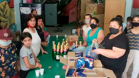 Los Andes | Un grupo de madres voluntarias se desvive para llevar comida todos los días a la mesa del merendero Sol y Sierra. Foto: gentileza