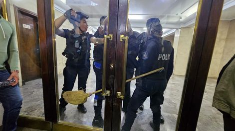 Singular acción de contención de la Policía frente a una protesta de gremios judiciales en tribunales.