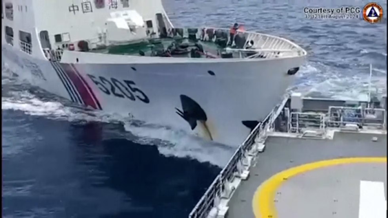 Dos buques chinos chocaron durante persecución a un barco filipino en aguas disputadas por Pekín