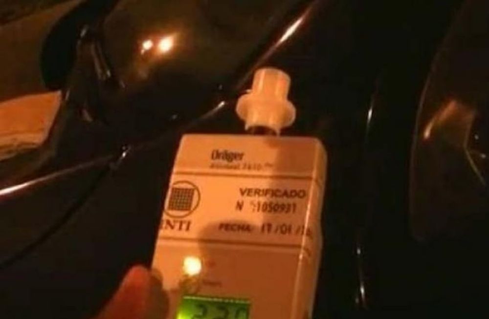 Motociclista cayó al asfalto tras esquivar un gato, pero la Policía descubrió que estaba ebrio y lo detuvo