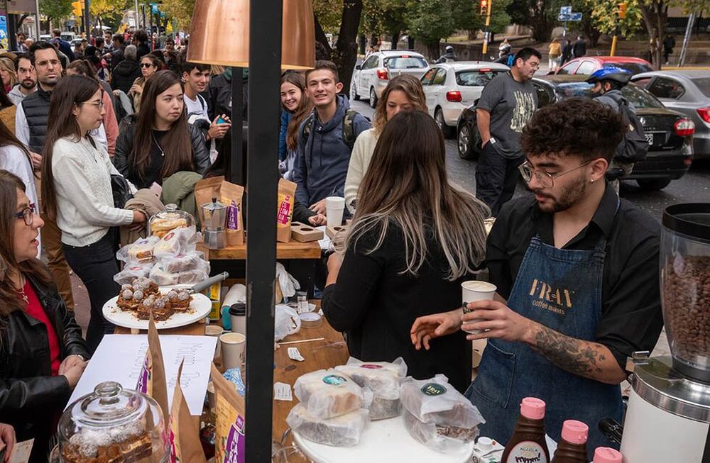 Los baristas deleitaron a los presentes en varios stands sirviendo la deliciosa y calentita bebida en una mañana otoñal. Foto: Ignacio Blanco / Los Andes