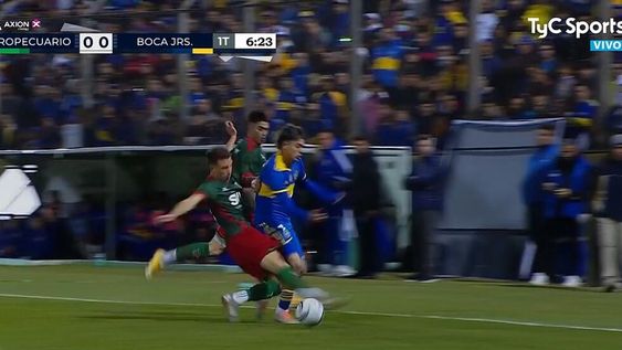 La violenta falta contra Ezequiel Zeballos.