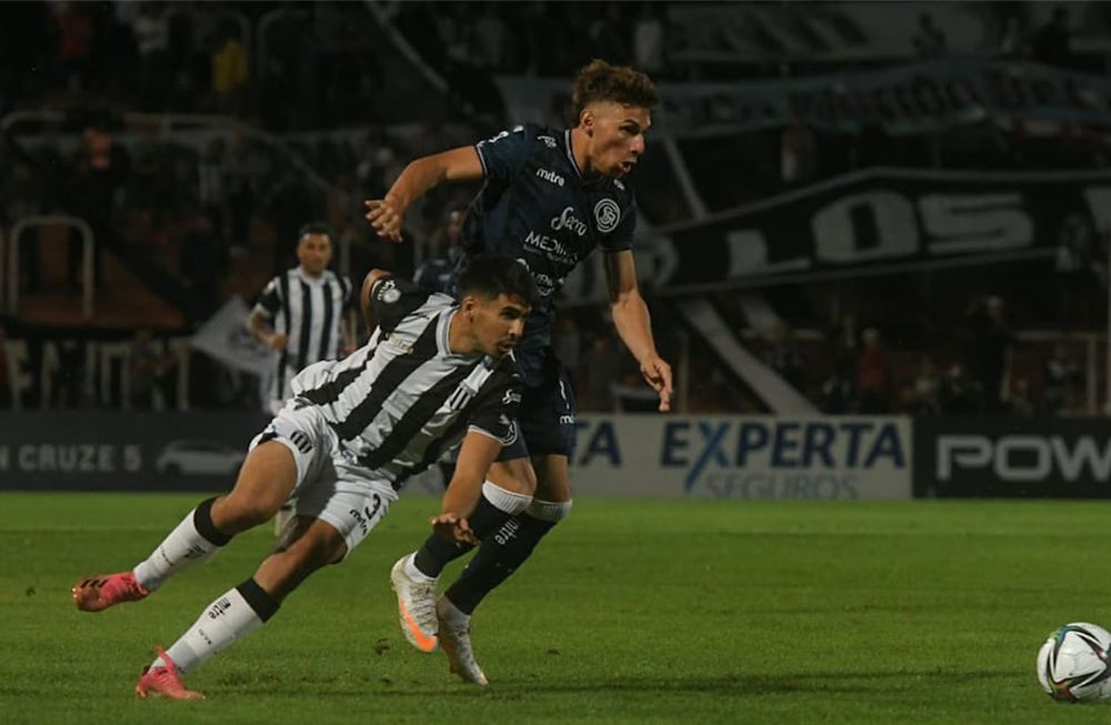 Independiente Rivadavia vs Gimnasia y Esgrima en una postal que dejó el superclásico de Copa Argentina. Fue el 23 de febrero. / Ignacio Blanco