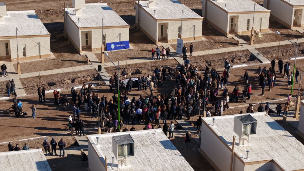 Tras más de dos décadas de espera, 30 familias estrenaron su casa propia en Los Barriales, en Junín. (Prensa Municipalidad de Junín)