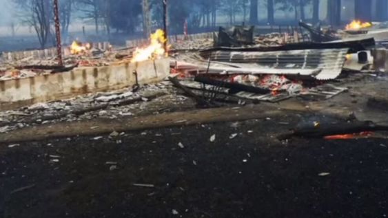 Desgarrador video: al grito de “perdimos la casa” una familia escapó del fuego en Chubut