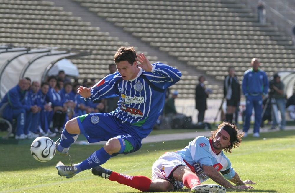 Mauro Poy vuela por el aire ante una falta de Gabriel Loeschbor. Luego el partido se pararía por incidentes a los 17 del primer tiempo. Foto: Claudio Gutierrez / Los Andes