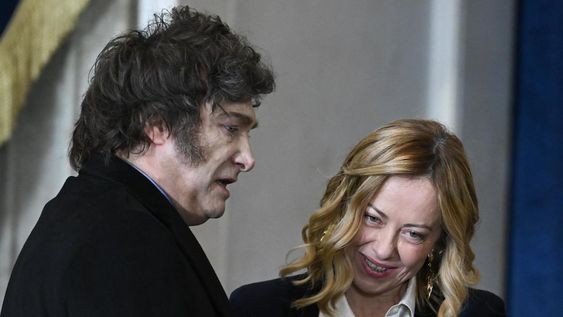 El presidente de Argentina, Javier Milei, y la primera ministra de Italia, Giorgia Meloni, llegan a la ceremonia de toma de posesión antes de que Donald Trump preste juramento como presidente número 47 de Estados Unidos en la rotonda del Capitolio de Estados Unidos en Washington, DC, EE.UU., el 20 de enero de 2025. Foto: EFE/EPA/ SAÚL LOEB / POOL