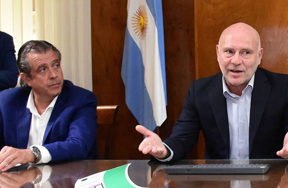 Ley nacional. El ministro de Gobierno, Víctor Ibáñez y el presidente de la Suprema Corte de Justicia, Dalmiro Garay firmaron el convenio y el Gobierno pagará el 60% de los sueldos de los que inicien trámites jubilatorios por hasta un año según indica la ley 24.018.