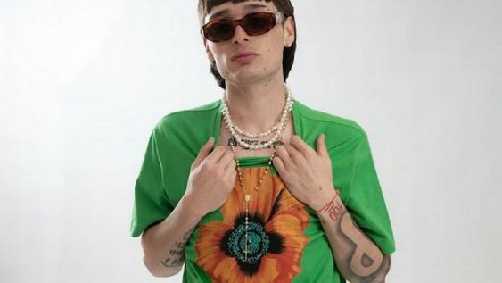 El cantante mexicano fue criticado por hablar con acento argentino.