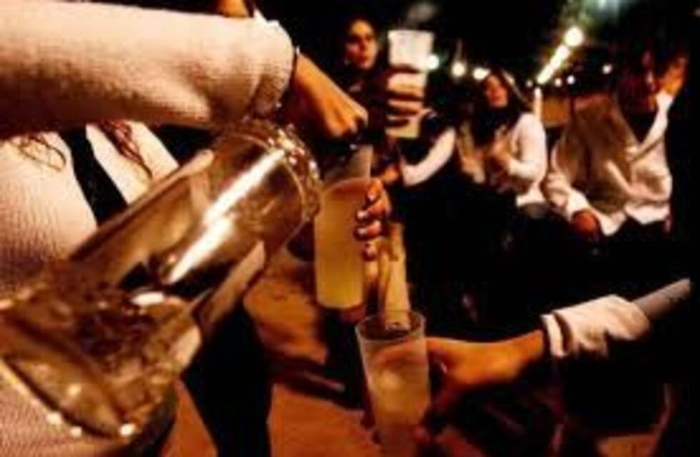 Mezcla de sustancias: cu&aacute;l es el riesgo oculto de moda instalada en salidas y reuniones.