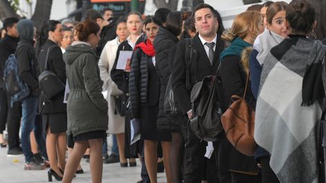 Los Andes | Más personas salieron a buscar otro trabajo debido a la caída de salarios. Foto: Orlando Pelichotti / Los Andes