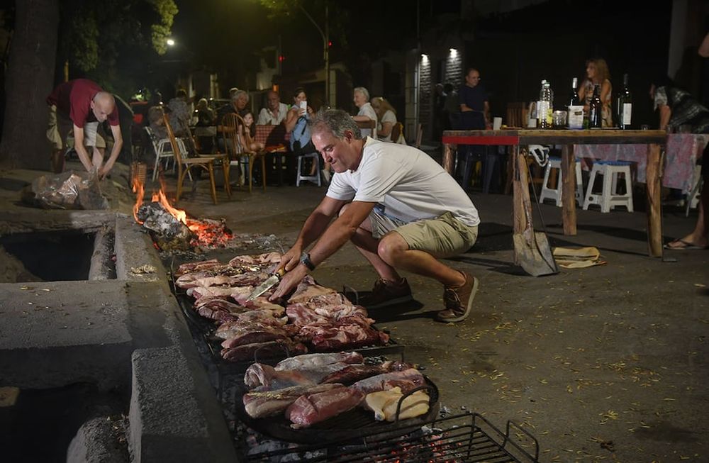 Vecinos de la calle Agustín Delgado de Ciudad cortan la calle para juntarse, comer un asado para festejar carnaval, una tradición de muchos añosFoto: José Gutierrez / Los Andes