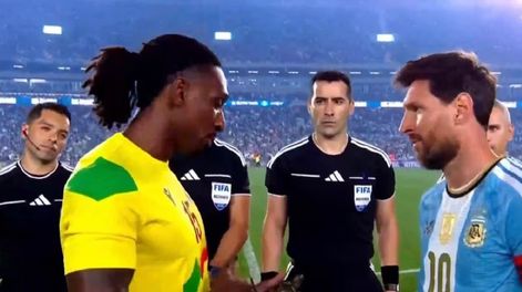 Lionel Messi recibió de Sessi D’Almeida, capitán de Benín, una estatuilla que representa a las históricas Amazonas de Dahomey.