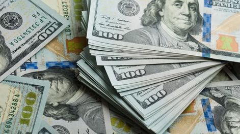 El dólar oficial registró una suba de $15 y cerró la semana por arriba de los $1420