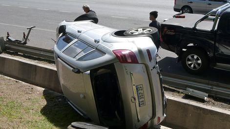 Un automóvil cambió el sentido de dirección y terminó impactando en el guarda raid del Acceso Sur, pasando puente Lamadrid, de GuaymallénFoto: Orlando Pelichotti