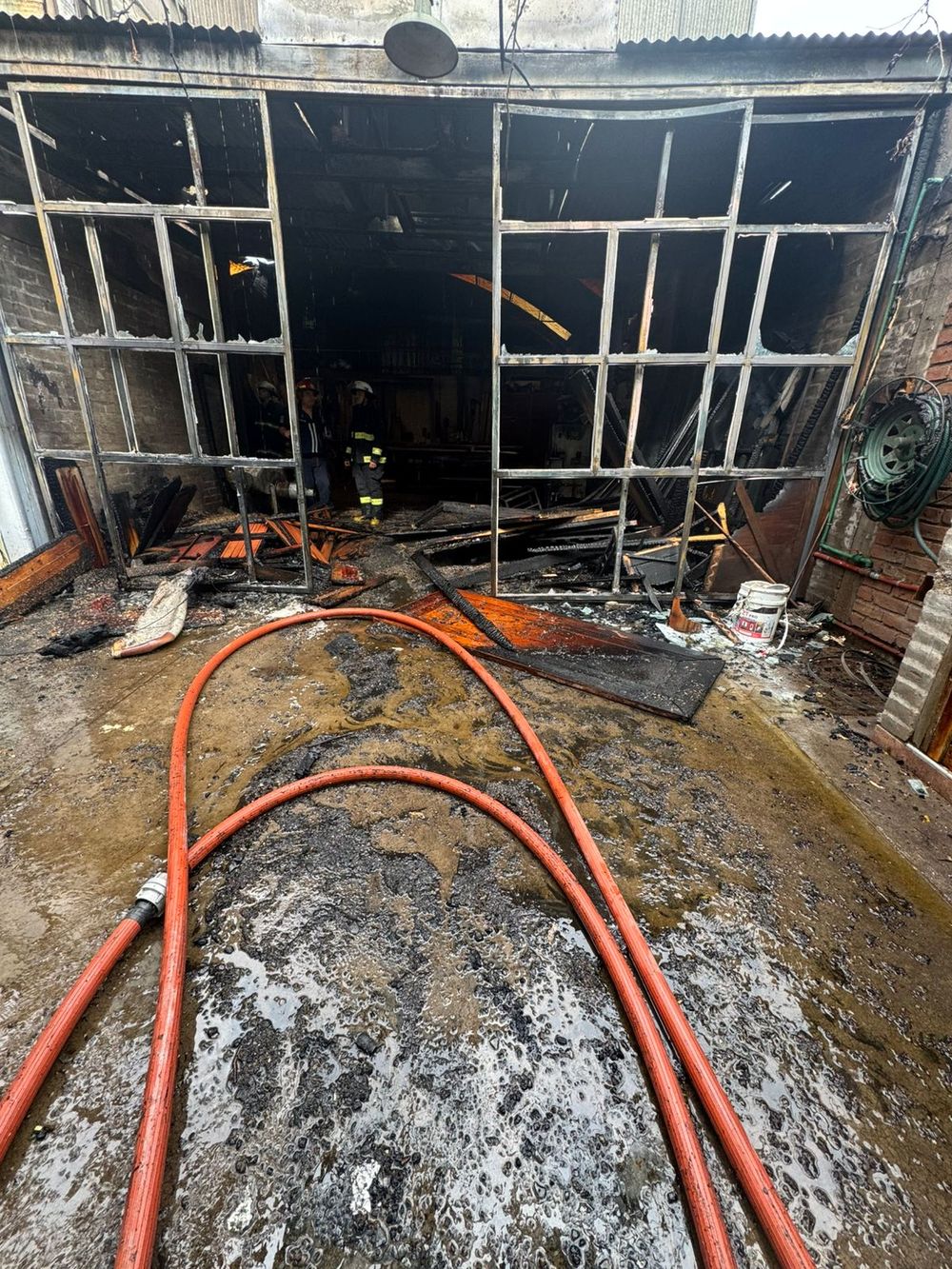 Bomberos controlaron un incendio en un aserradero de Godoy Cruz