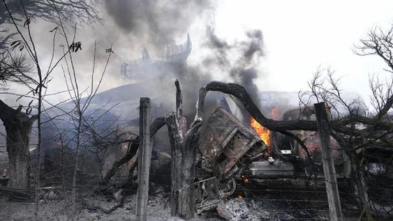 Radares dañados y otros equipos se ven en una instalación militar ucraniana en las afueras de Mariupol, Ucrania, el jueves 24 de febrero de 2022.  (AP)